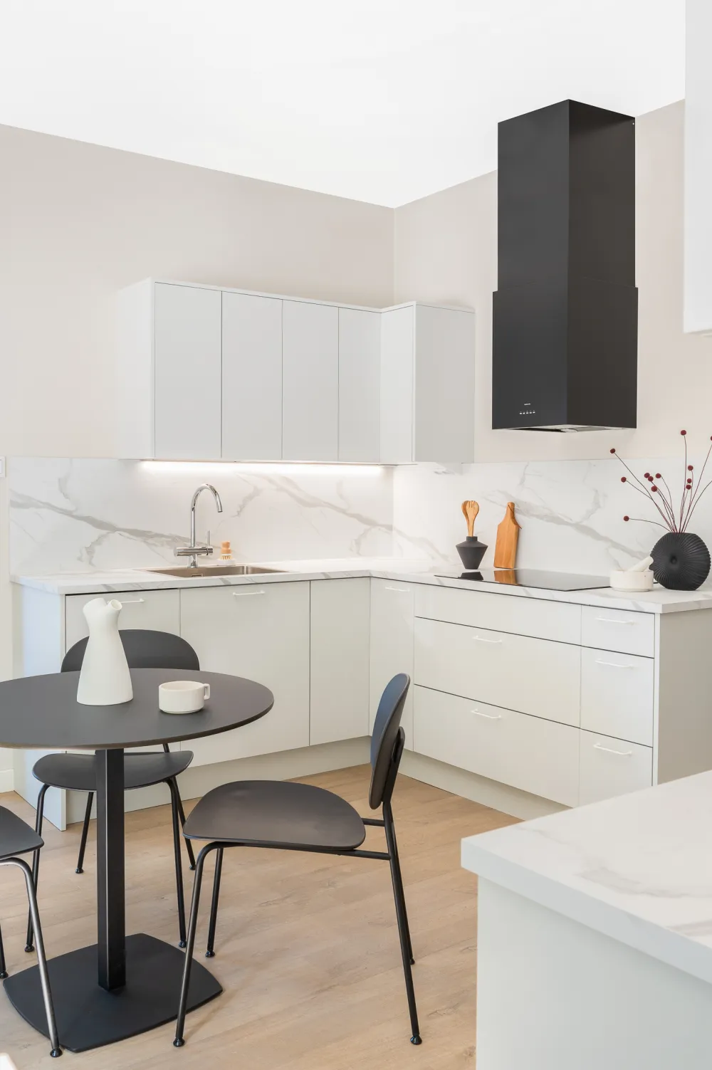 vaalea keittiö marmorikuvioisella tasolla