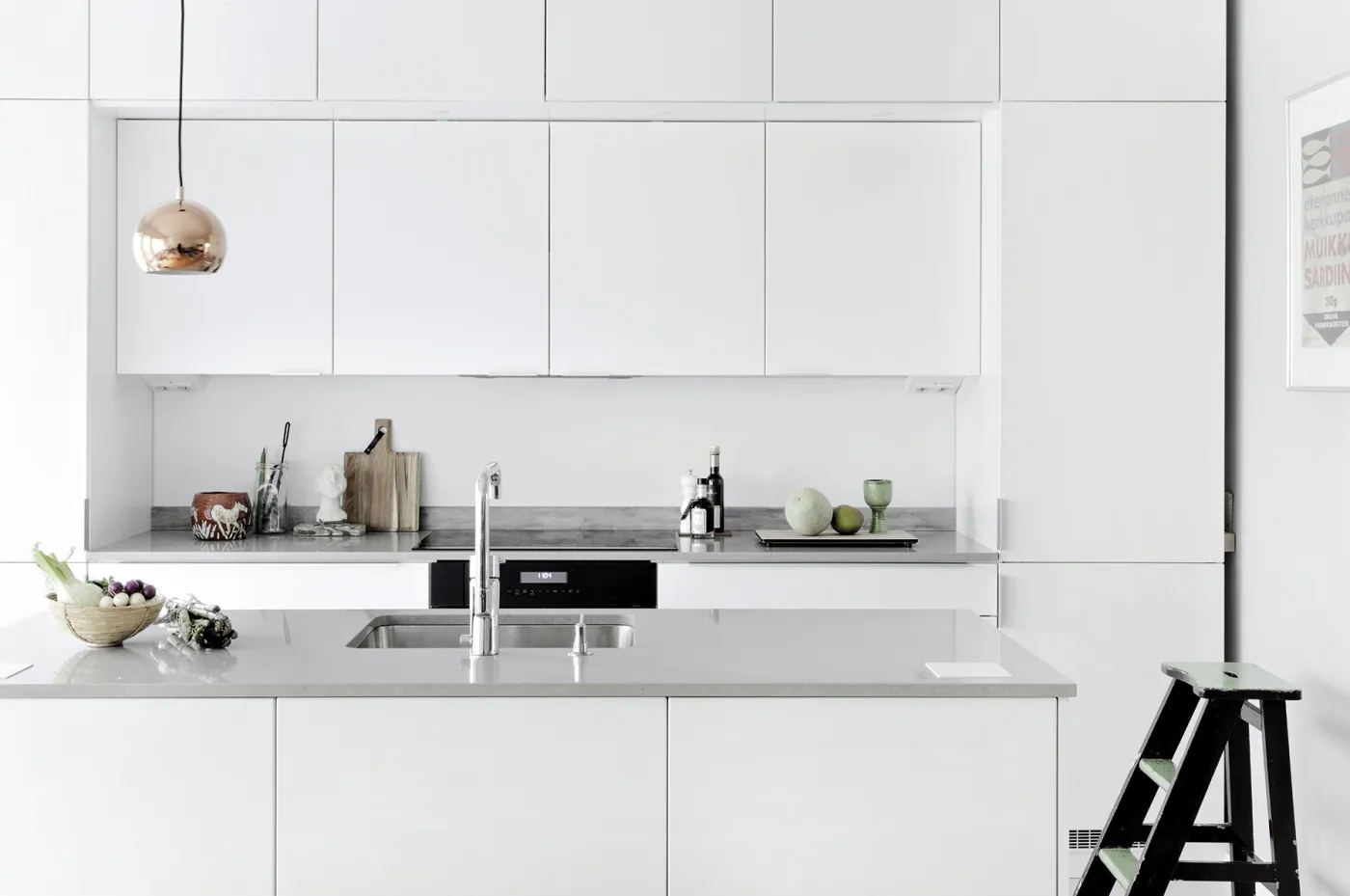 valkoinen saarekkeellinen keittiö harmaalla kivitasolla